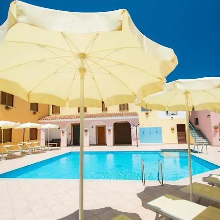 Spacious With Shared Pool Apartamento Cala Liberotto
