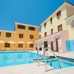 Spacious With Shared Pool Apartamento
