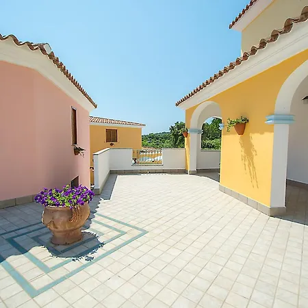 Spacious With Shared Pool 칼라리베로토
