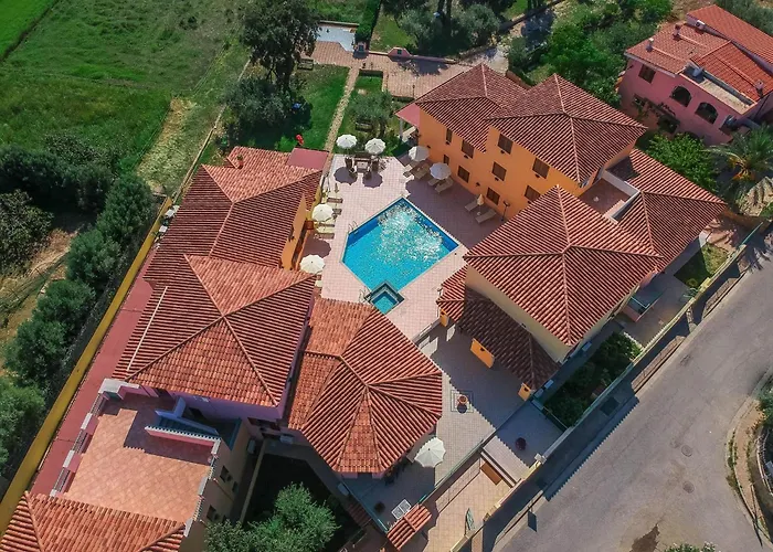 Spacious With Shared Pool Apartment *